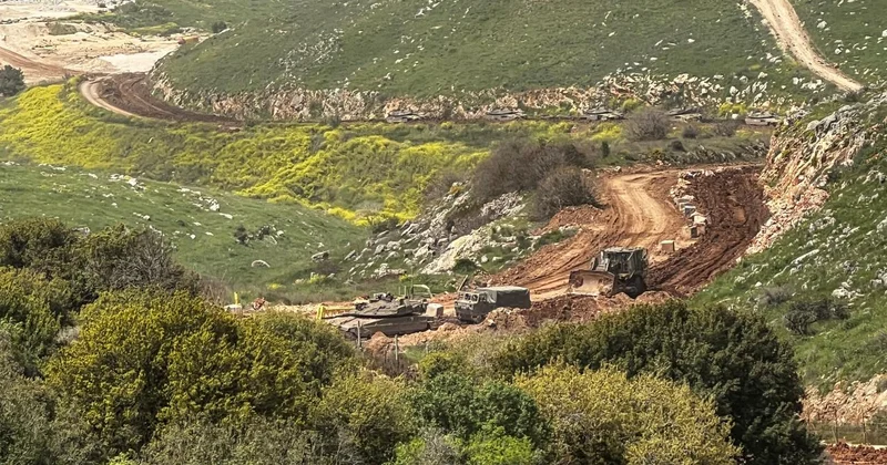 İşgalci İsrail, Lübnan ın güneyinde sınır hattındaki beldelerde birçok evi yıktı