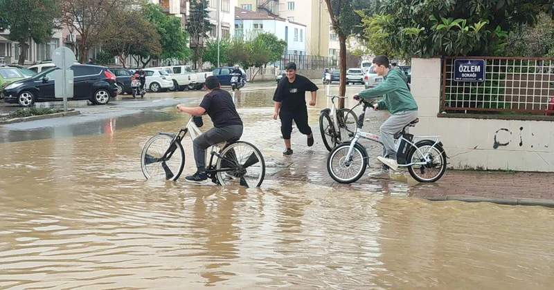 İzmir Ödemiş te sağanak hayatı olumsuz etkiledi