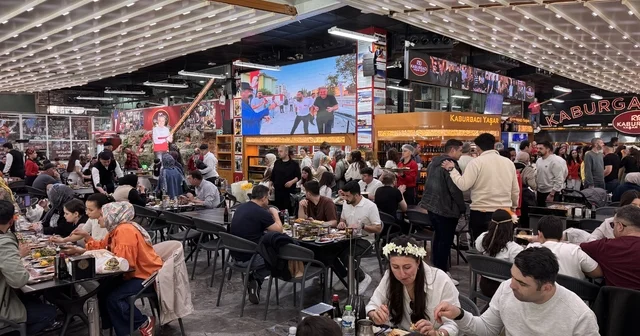 Karnaval esnafın yüzünü güldürdü, kebapçılar doldu taştı Adana Haberleri