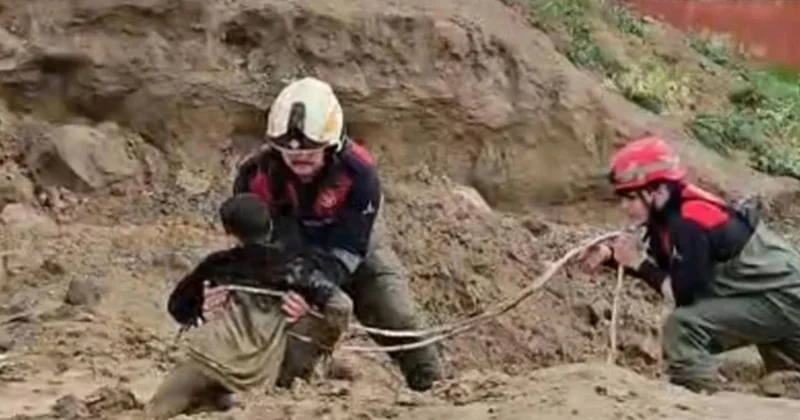İzmir de çamura saplanan 2 çocuk kurtarıldı