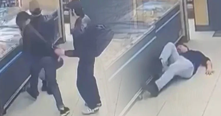 Market çalışanını yumrukla yere serdi: İstanbul daki korkunç olay kamerada