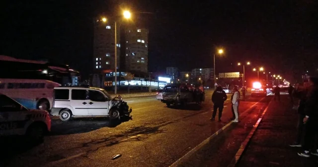 Seyir halindeyken arızalan minibüse hafif ticari araç çarptı: 6 yaralı Kayseri Haberleri