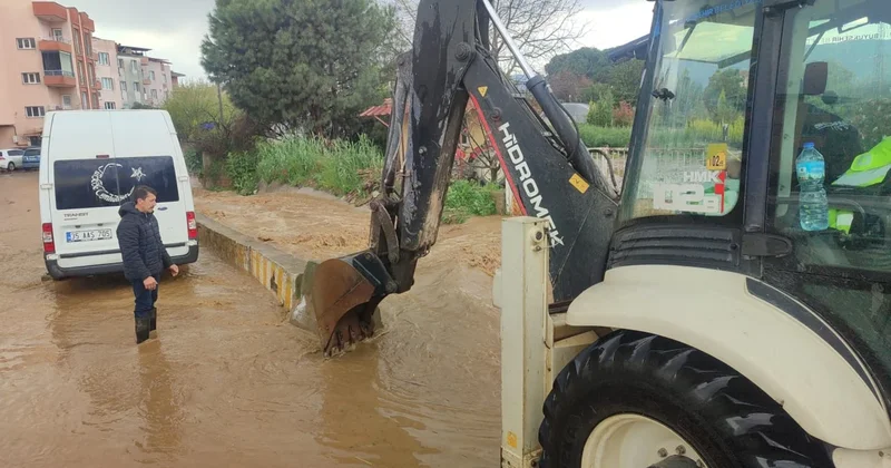İzmir de sağanak etkili oldu... Cadde ve sokaklarda birikintiler oluştu Sözcü Gazetesi