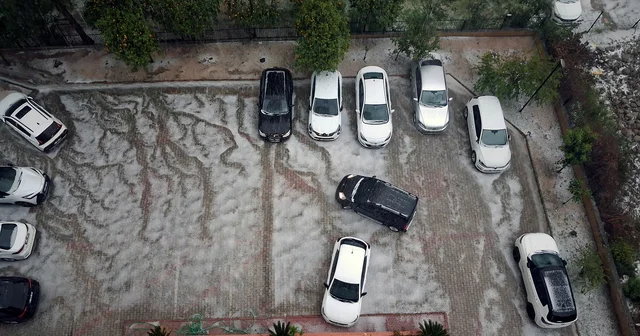 Adana da sağanak ve dolu yağışı; cadde ve sokaklar beyaza büründü Adana Haberleri