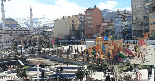 Hakkari güneşli havayı fırsat bilenler parka akın etti Hakkari Haberleri