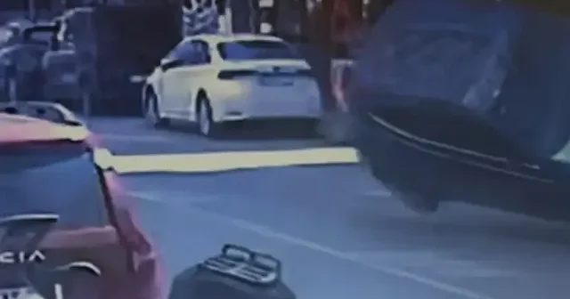 Küçükçekmece’de park halindeki cipe çarpan araç takla attı VİDEO İZLE