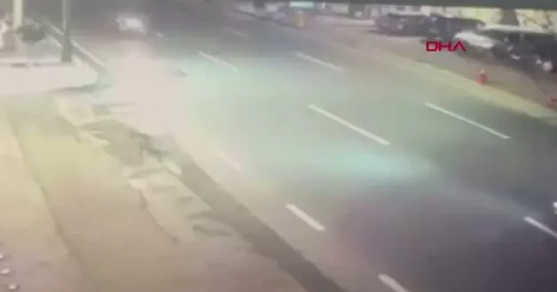 Yol kontrolü yapmayan sürücü motosikletli gencin ölümüne neden oldu feci anlar kameraya yansıdı