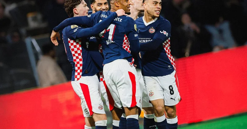Hollanda Ligi nde üst üste 3. kez şampiyon PSV