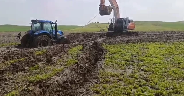 Tarlada çamura saplanan traktörler 3 gün sonra kurtarıldı Batman Haberleri