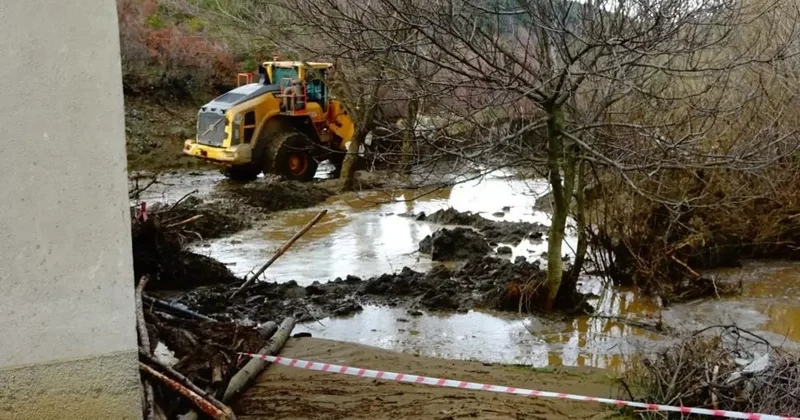 Tavşanlı da gölet taştı, bir ev ve ahır sular altında kaldı