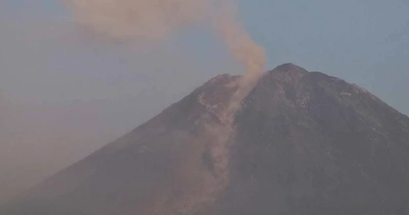 Semeru Yanardağı 4 kez patladı! 1000 metre yükseğe kül püskürttü
