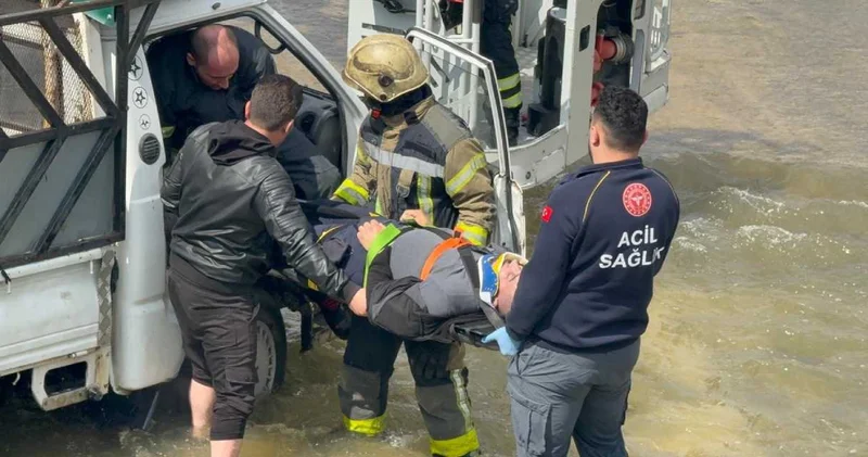 Kamyonet dereye uçtu sürücü ağır yaralandı