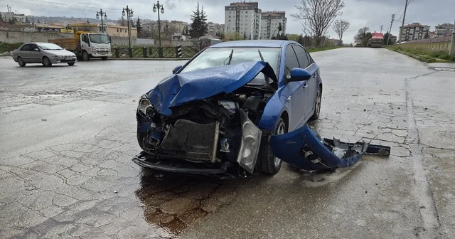 Dur levhasına uymayan otomobil, çöp kamyonuna çarptı: 1 yaralı Eskişehir Haberleri