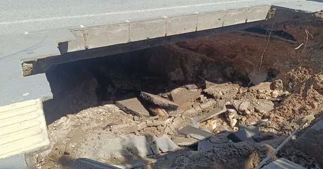 Siirt te kaldırım çöktü; yol trafiğe kapatıldı Siirt Haberleri