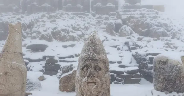 Adıyaman haberleri Mayıs ayında kar sürprizi: Nemrut Dağı na lapa lapa yağdı 05 Mayıs 2026