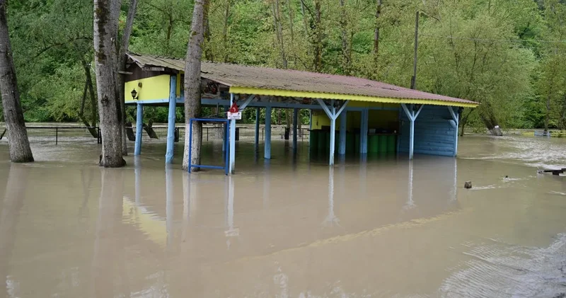 Düzce de taşkınlar yaşandı! Tarım arazileri ve işletmeleri su bastı