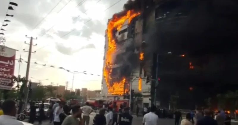 Tahran da bir alışveriş merkezinde yangın çıktı