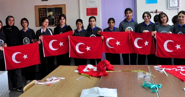 Moda tasarımı öğrencileri, 19 Mayıs için Türk bayrağı dikiyor Kars Haberleri