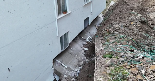 Nevşehir de çöken istinat duvarı evlerin içine girdi: 10 ev tahliye edildi Nevşehir Haberleri