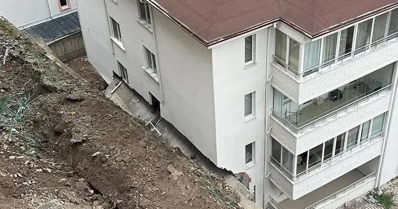 İstinat duvarı çöktü; 4 katlı binanın 8 dairesi tahliye edildi