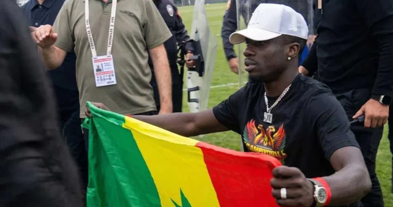 Sahadaki kriz eve taşındı: Diagne nin balkonundaki Senegal bayrağına polis baskını