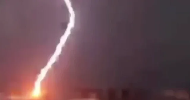 Siverek’te şimşek düşme anı kamerada VİDEO İZLE