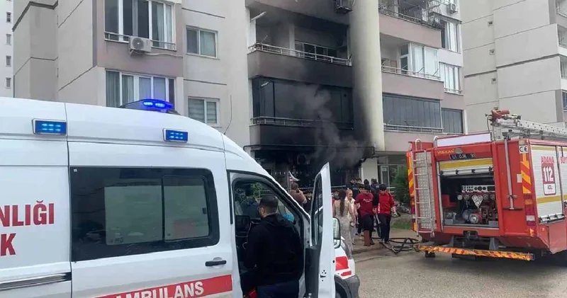Adana’da 14 katlı apartmanda yangın: Dairelerden battaniye ve örtülere sarılarak çıktılar