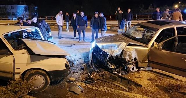 Kavşakta ters yöne giren alkollü sürücünün otomobili, başka otomobille çarpıştı: 6 yaralı Karabük Haberleri