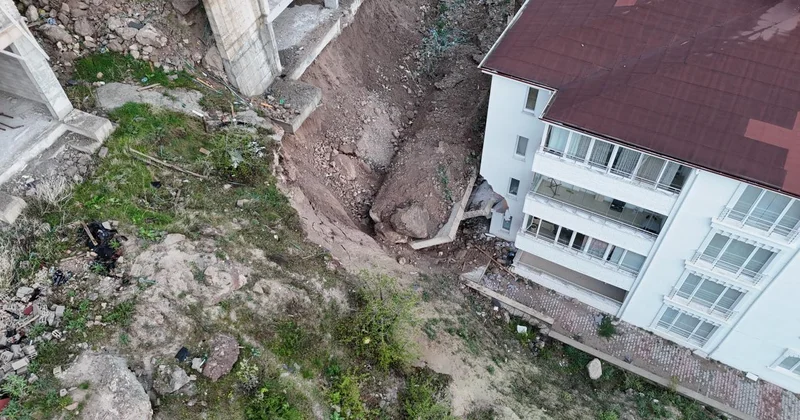 Çöken istinat duvarı evlerin içine girdi