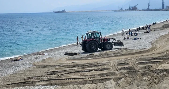 Konyaaltı Sahili nde tepki çeken görüntü