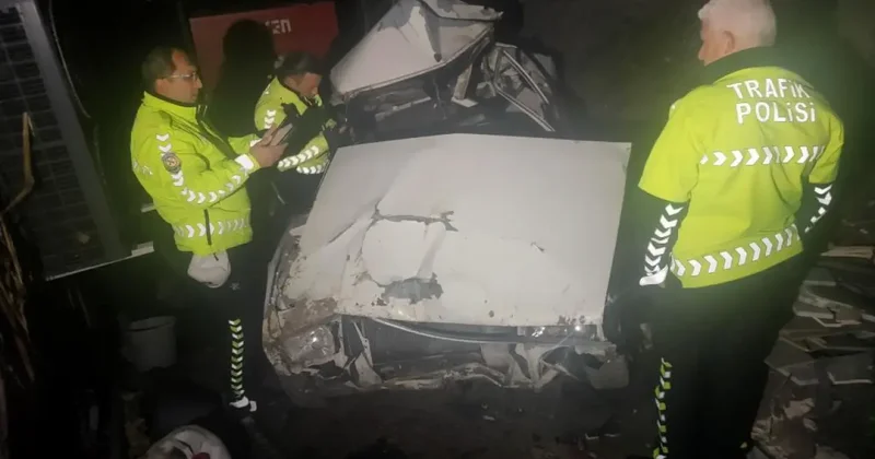 Otomobil 50 metreden şarampole uçtu: 2 kişi araçtan atlayarak kurtuldu