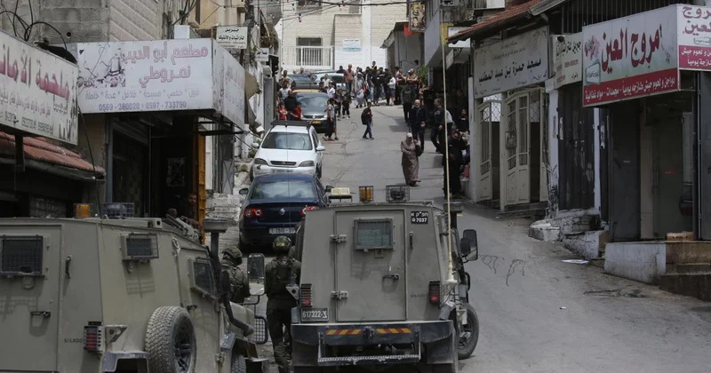 Filistin topraklarını gasbeden silahlı bir İsrailli, Batı Şeria da okula baskın düzenledi