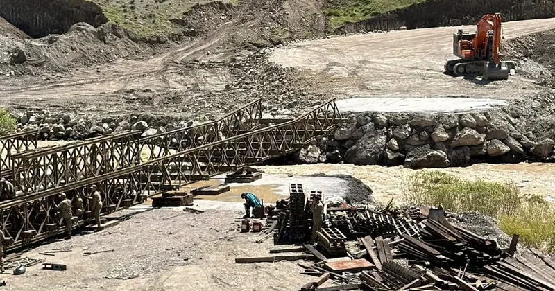 Hakkari Van yolunda panel köprü çalışması sürüyor