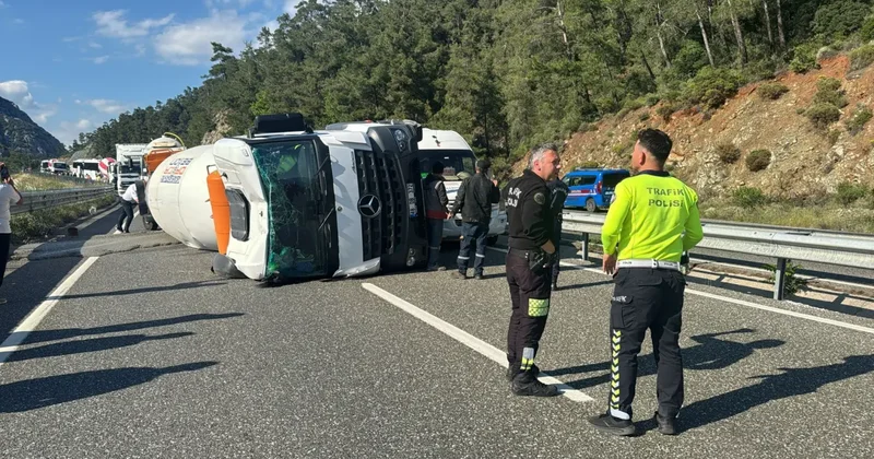 Marmaris te beton mikseri devrildi, sürücü kazayı yara almadan atlattı