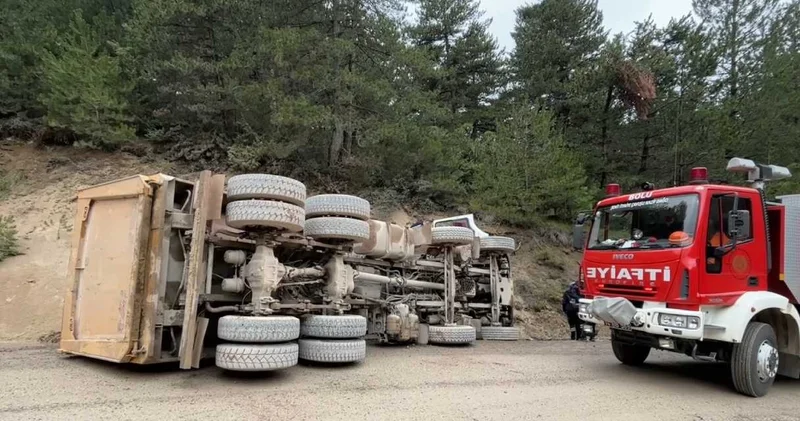 Bolu da hafriyat kamyonu devrildi: Kabin içinde sıkışan şoför hayatını kaybetti