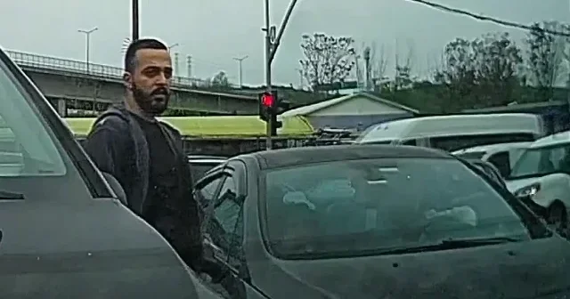İstanbul trafiğinde pes dedirten anlar: Kaynak yapıp kaza yaptı tutanak isteyen sürücüye efelendi VİDEO İZLE