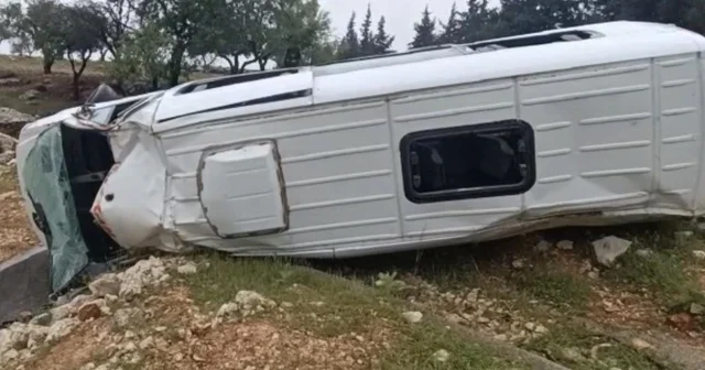 Gaziantep te kontrolden çıkan işçi servisi şarampole uçtu: 16 yaralı Gaziantep Haberleri