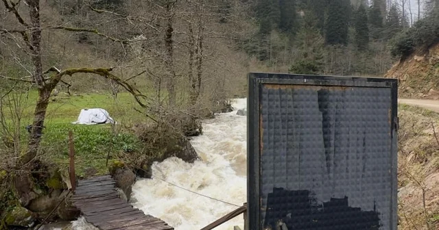 Böylesi ancak Karadeniz de olur Rize nin Cimil Vadisi ndeki derenin üzerine kurulu köprünün girişinde yer alan demir kapı görenleri şaşırtıyor Rize Haberleri