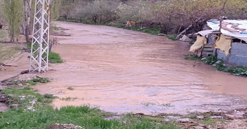 Şırnak ta sel felaketi: Köprüler yıkıldı, ev ve ahırları su bastı!