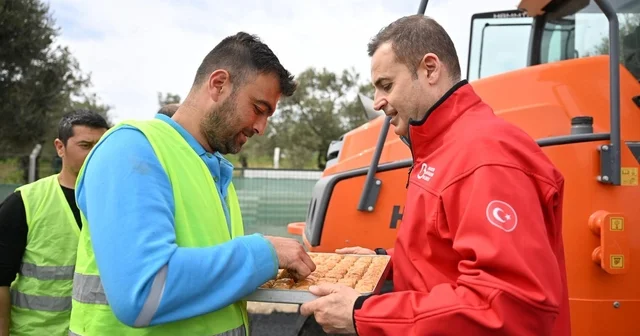 Büyükşehir yaz kış demeden yol çalışmalarına devam ediyor Yol çalışmalarını inceleyen Akın dan personele baklava ikramı Balıkesir Haberleri