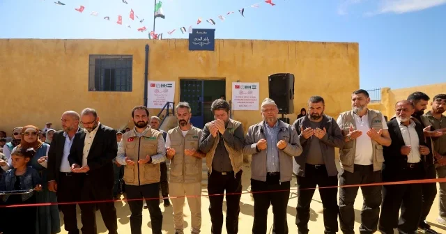 İHH Suriye’nin Halep ilinde savaşta zarar gören ortaokulu yeniden eğitime açtı VİDEO İZLE