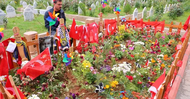 Okul saldırısında hayatını kaybeden çocukların ziyaretçileri eksik olmuyor