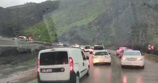 Adıyaman Çelikhan Karayolunda heyelan Adıyaman Haberleri