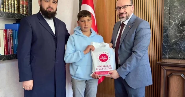 Cami inşaatına kumbarasını bağışlayan genç ödüllendirildi Diyarbakır Haberleri