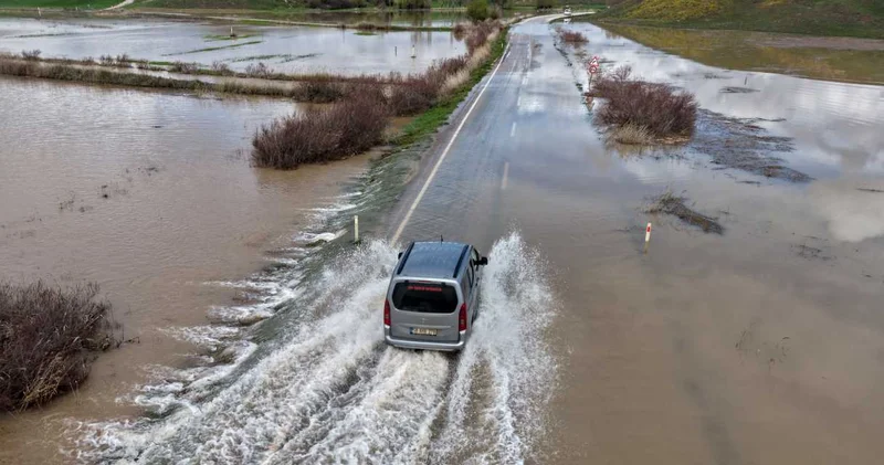 Sivas ta su taşkınları! 20 köyün yolu kapandı: Araziler sular altında kaldı!
