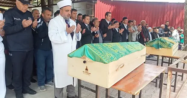 Mersin haberleri Mersin de acı veda: Zehirlenerek ölen 2 kardeş toprağa verildi 05 Mayıs 2026