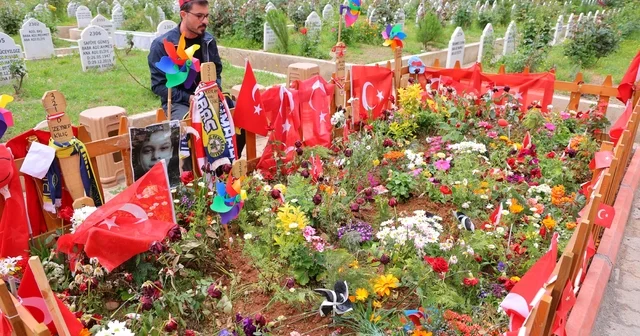 Okul saldırısında hayatını kaybeden çocukların ziyaretçileri eksik olmuyor Saldırganın bir mezarı dahi yok, varsa da nereye gömüldü Kahramanmaraş Haberleri
