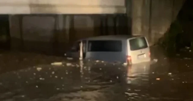 Sakarya’da alt geçitte suya gömülen araçtaki anne oğul kurtarıldı VİDEO İZLE