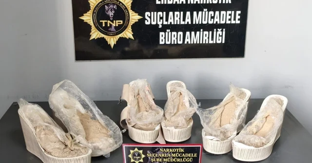 Yüksek ökçelerinden eroin çıktı Tokat ta yüksek ökçeli kadın ayakkabılarının ökçelerine gizlenmiş 1 kilo 675 gram eroin ele geçirildi Tokat Haberleri