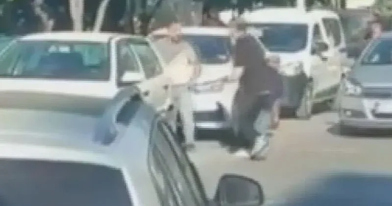 Sultangazi de trafik kazasının ardından çıkan bıçaklı kavga kamerada: 1 ölü, 2 yaralı